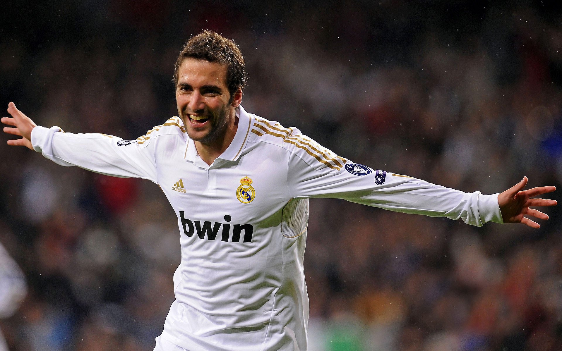 “尼古拉斯·桑特基的精准踢法与领导能力,成就阿根廷美洲狮队的新高峰”