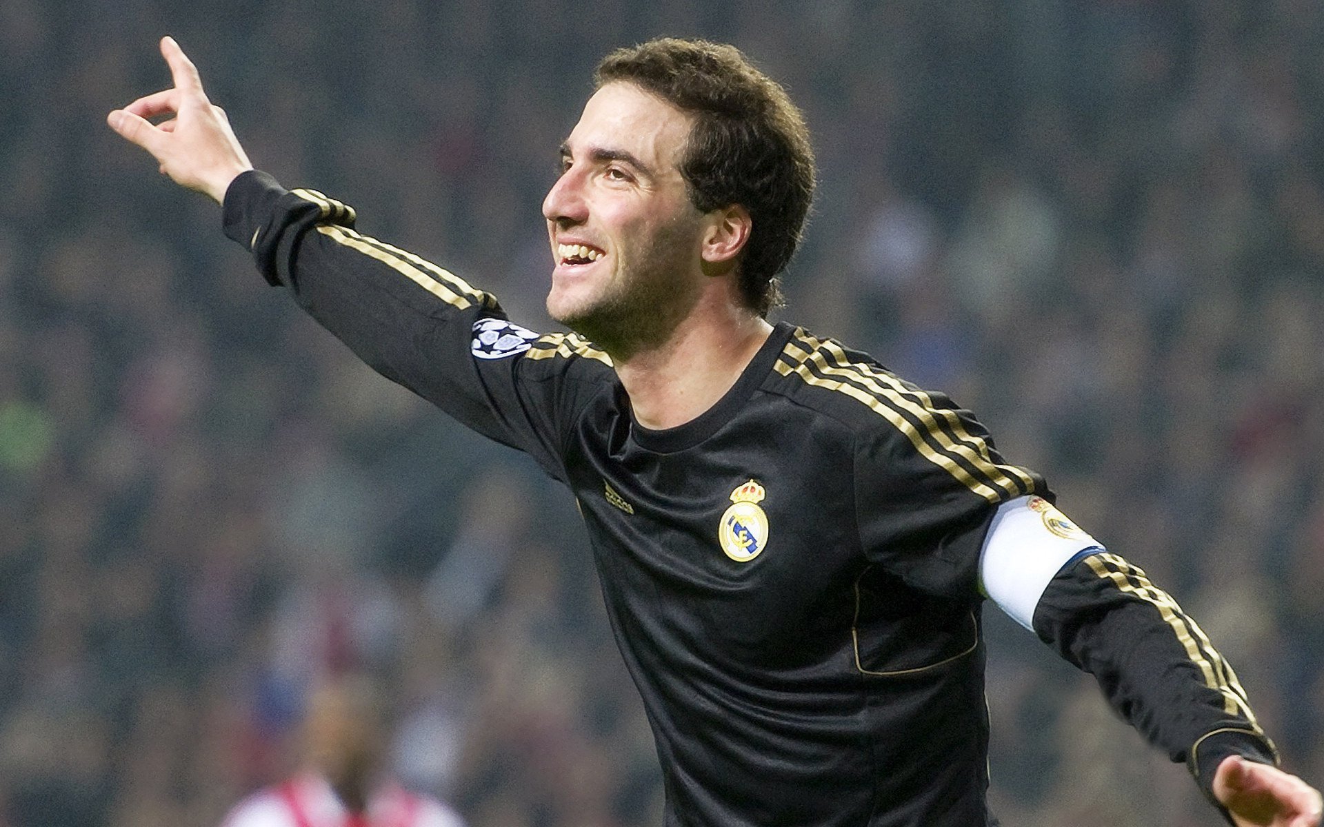 “马科斯·梅特罗的全能防守与强大进攻,为阿根廷美洲狮队打下胜利基础”