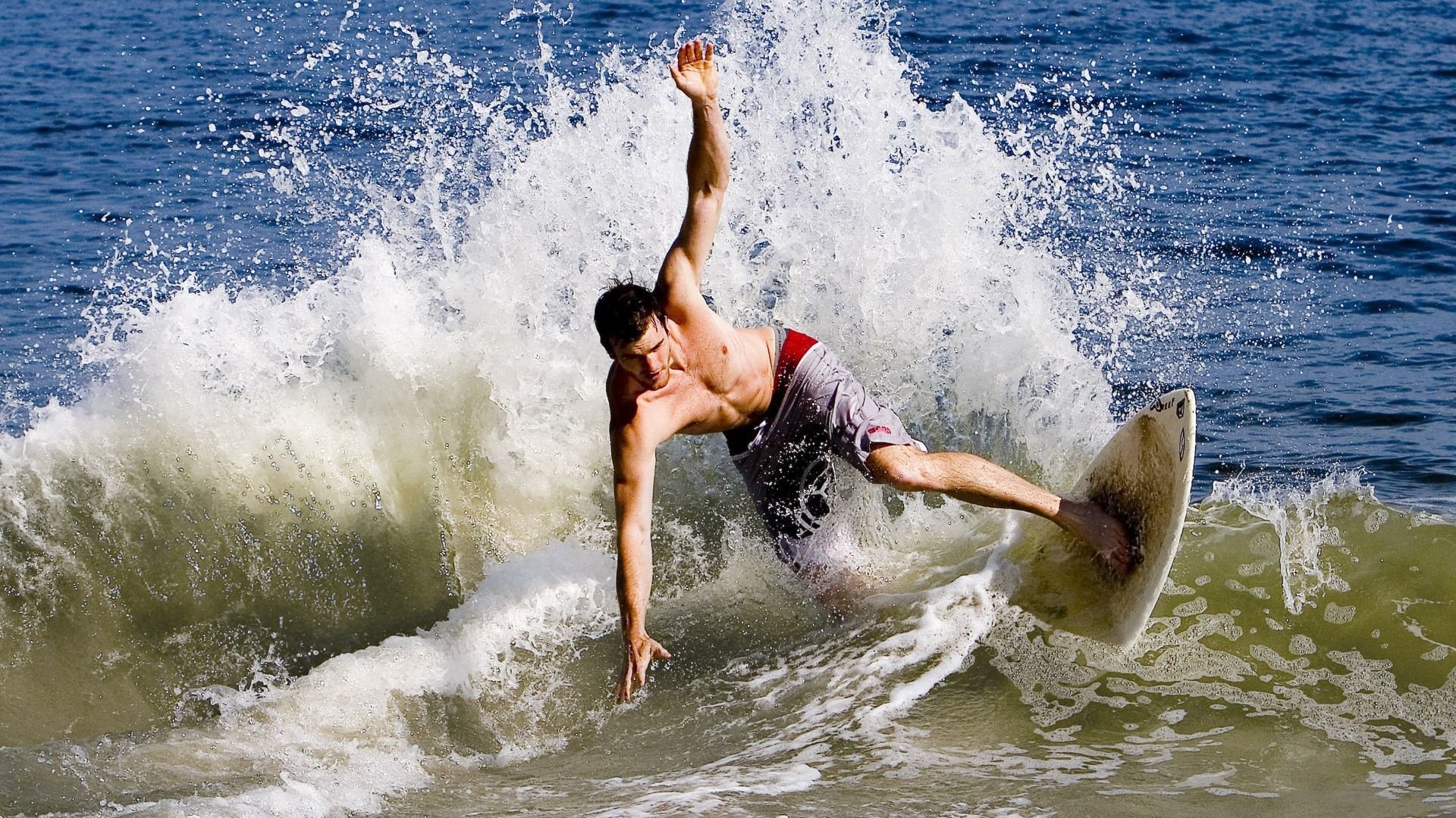 主场观众热情助威，气氛沸腾，球队主场观众摆队徽