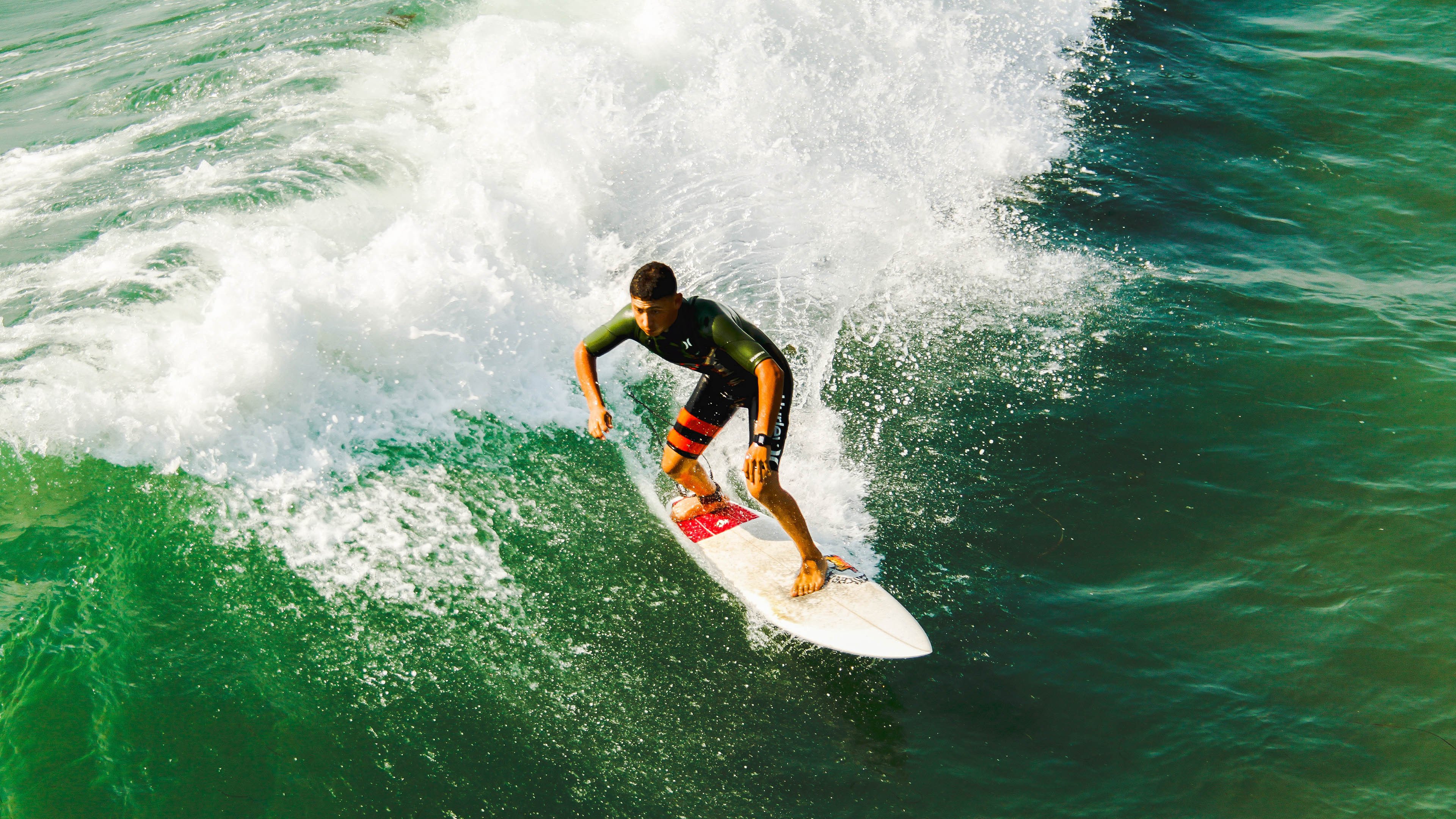 主场观众热情助威，气氛沸腾，球队主场观众摆队徽